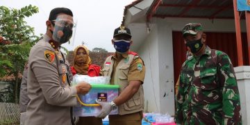 Polres Majalengka Berikan Bansos untuk Warga yang Terpapar Covid-19