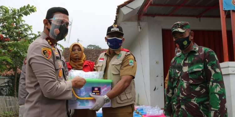 Polres Majalengka Berikan Bansos untuk Warga yang Terpapar Covid-19