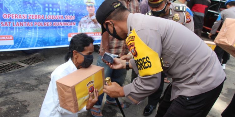 Operasi Zebra 2020, Polres Kuningan Gelar Baksos Bagikan Masker dan Sembako