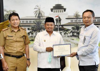 Uu Ruzhanul Ulum Sabet Penghargaan Stakeholder Pendukung PLN