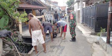 Babinsa Kelurahan Kesenden Bantu Warga Lakukan Kerja Bakti