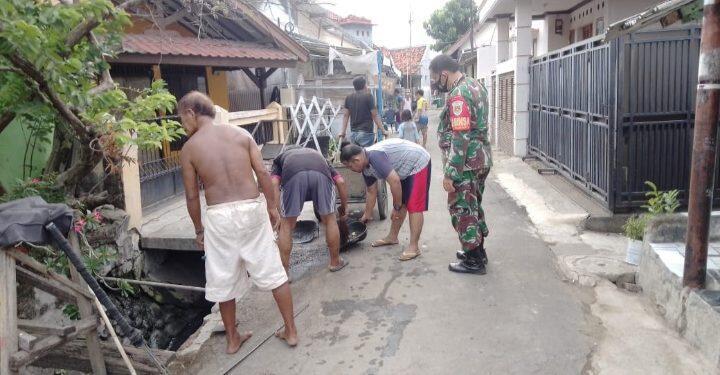Babinsa Kelurahan Kesenden Bantu Warga Lakukan Kerja Bakti