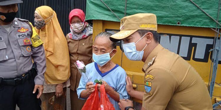 Peringati Hari Ibu, Lurah Bagikan Bunga Mawar di Jalan Krucuk