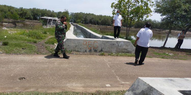 Pantau Saluran Air dari Sampah, Lurah Kesenden Himbau Warga Jangan Buang Sampah Sembarangan