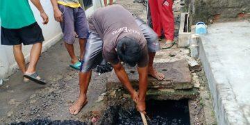 Warga Lemahwungkuk Rutin Kerja Bakti Bersihkan Saluran