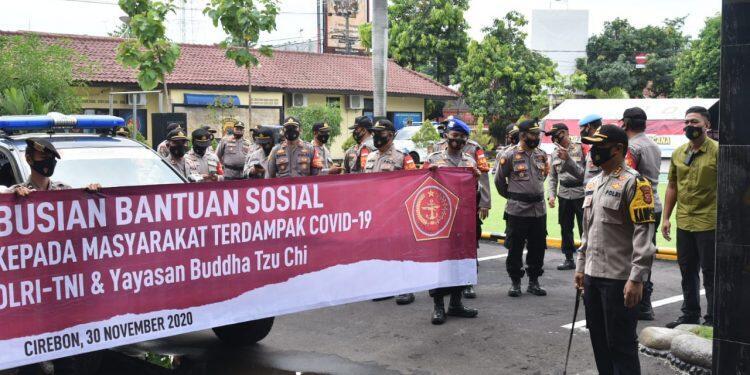Bantu Warga Terdampak Covid-19, Polresta Cirebon Bagikan 11 Ton Beras