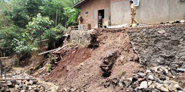 Diguyur Hujan Deras, TPT di Karangwangi Longsor