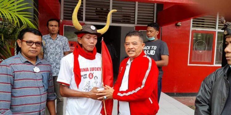 Penuhi Nazar Nina Lucky Menang Pilkada, Ranita Jalan Kaki 87 Kilometer