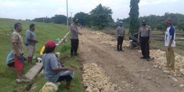 Polsi Bersama Warga Gotong Royong Bangun Jalan
