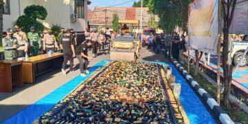Jelang Nataru, Polres Majalengka Musnahkan Ribuan Botol Miras
