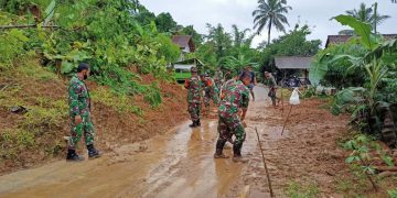Anggota Koramil Kadugede Bersama Warga Kerja Bakti Bersihkan Tanah Longsor