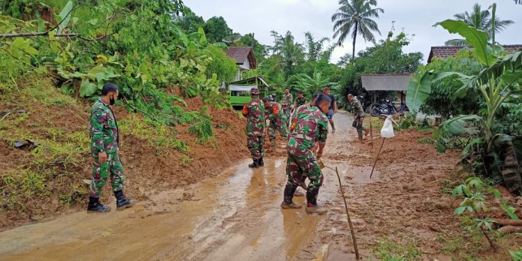 Anggota Koramil Kadugede Bersama Warga Kerja Bakti Bersihkan Tanah Longsor