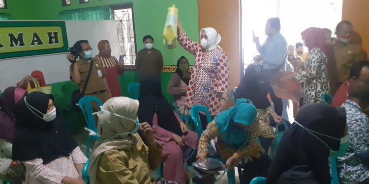 Ketua TP PKK Kuningan Dorong Perdes Pengelolaan Bank Sampah
