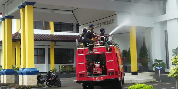 Jelang Wisuda ke-25, Kampus Uniku Disemprot Disinfektan