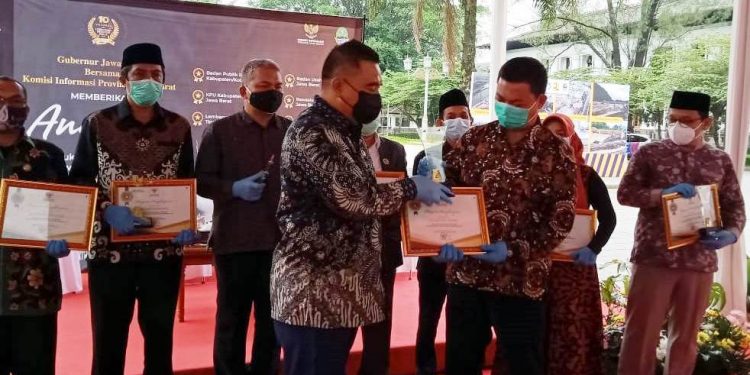 KPU Kuningan Masuk Kategori Informatif, Raih Penghargaan dari Komisi Informasi Jabar