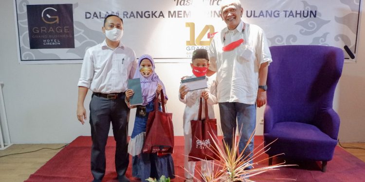 Grage Grand Bussines Hotel Rayakan Ulang Tahun ke-14 dengan Berbagi Bersama Anak Yatim
