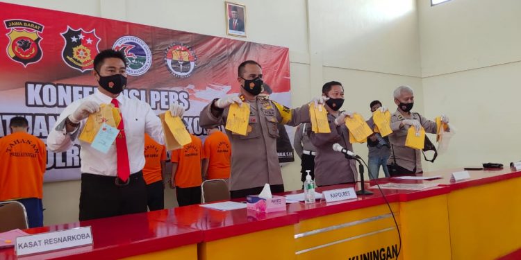 Ambil Ganja di Bawah Pagar, Warga Darma Dibekuk