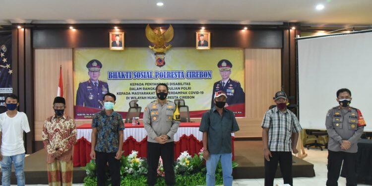 Polresta Cirebon Bagikan Bantuan Kepada Penyandang Disabilitas