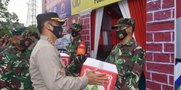 Kapolresta Cirebon Beserta Dandim 0620 Bagikan Bingkisan Kepada Personil yang Rayakan Natal