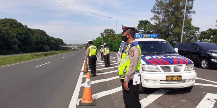 Satlantas Polres Ciko Pantau Arus Lalin Tol Palikanci