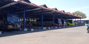 Volume Penumpang dan Bus di Terminal Harjamukti Normal