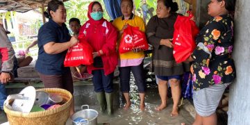 Kunjungi Warga Terdampak Banjir di Dua Desa, PMI Turunkan Bantuan Sembako