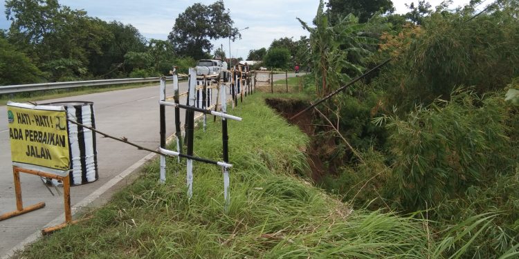 Tanggul Tergerus dan Longsor Ancam Jalan Provinsi