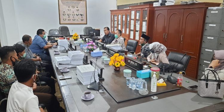 Datangi Kantor DPRD, Masyarakat Bunder Pertanyakan Penetapan Pjs Kuwu