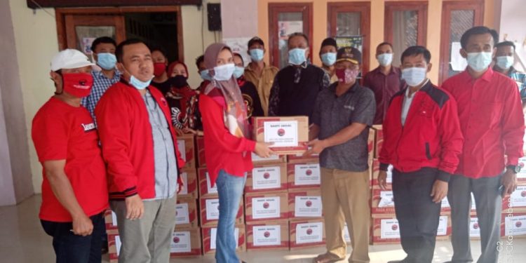 DPC PDI Perjuangan Kab. Cirebon Salurkan Bantuan untuk Warga Terdampak Banjir