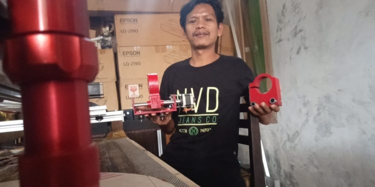Tak Henti-hentinya Belajar, Pria Asal Cangkoak Ciptakan Mesin CNC