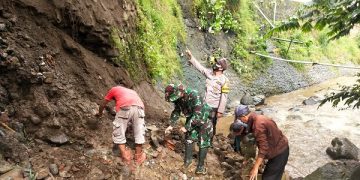 Terkena Material Longsoran, Tembok Pondasi Rumah Warga Ambruk