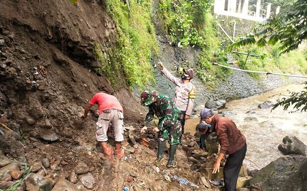 Terkena Material Longsoran, Tembok Pondasi Rumah Warga Ambruk