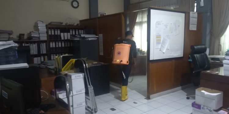 Gedung DPRD Kuningan Disterilkan Tim Dekontaminasi
