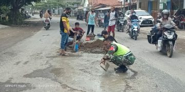 Sering Telan Korban, FWGR Inisiatif Tutup Jalan Berlubang