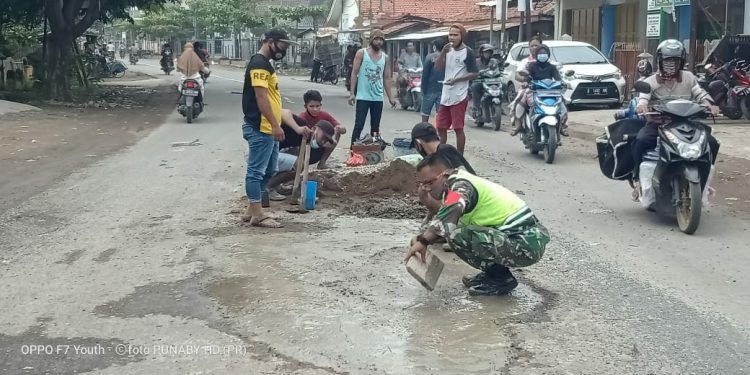 Sering Telan Korban, FWGR Inisiatif Tutup Jalan Berlubang