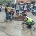 Sering Telan Korban, FWGR Inisiatif Tutup Jalan Berlubang