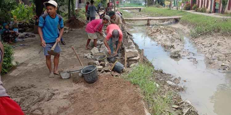 Rusak, Warga Desa Cibogo Perbaiki TPT Saluran Irigasi