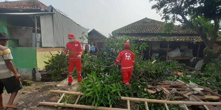 Desa Slangit Diterjang Angin Puting Beliung, Heviyana Turut Prihatin