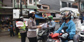 Sosialisasikan PPKM, Polwan Polresta Cirebon Ajak Masyarakat Patuhi Aturan
