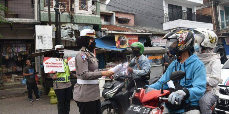Sosialisasikan PPKM, Polwan Polresta Cirebon Ajak Masyarakat Patuhi Aturan