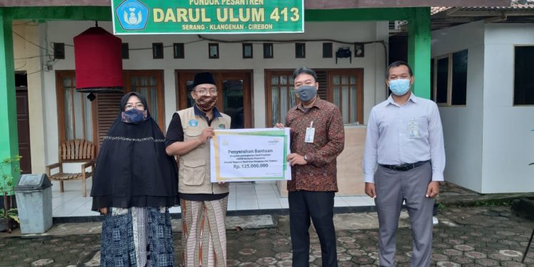 Tingkatkan Ekonomi di Lingkungan Pesantren, Mandiri Syariah Gandeng Laznas BSM Salurkan Bantuan UMKM