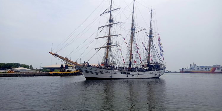 KRI Dewaruci Sambangi Kota Cirebon