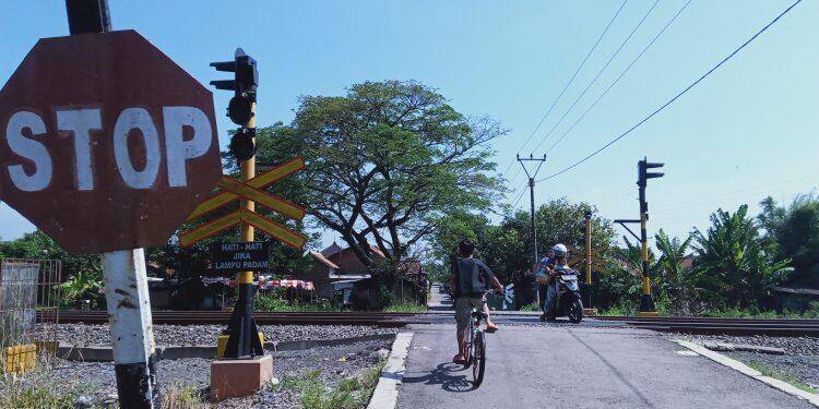 Membahayakan Warga, Perlintasan KA di Desa Dawuan Perlu Palang Pintu