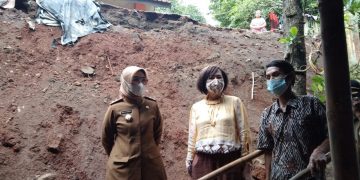 Wabup Cirebon Bersama Ketua YANU Jakarta Tinjau Rumah Terdampak Longsor di Greged
