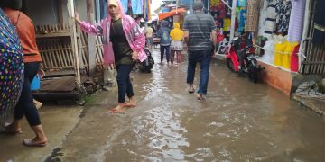 Hujan, Pasar Tegalgubug Dipenuhi Kubangan Air
