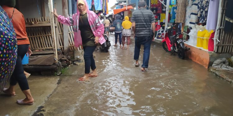 Hujan, Pasar Tegalgubug Dipenuhi Kubangan Air