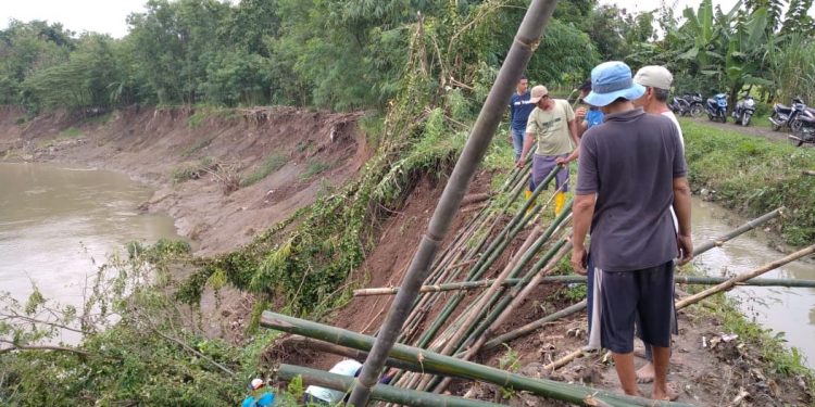 Pegawai UPTD Pengelolaan Air Penataan Ruang Jalan dan Jembatan (PAPRJJ) Wilayah 7 dibantu masyarakat Desa Beringin Kecamatan Pangenan