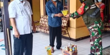 Kodim Majalengka Bersama Pemdes Bojongcideres Salurkan Paket Sembako untuk Warga Isolasi Mandiri