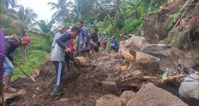 Akses Jalan Tertutup Material Longsoran, Ratusan Rumah di Argapura Terisolir