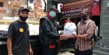 Sutrisno Berikan Sembako Kepada Korban Banjir di Kampung Muara